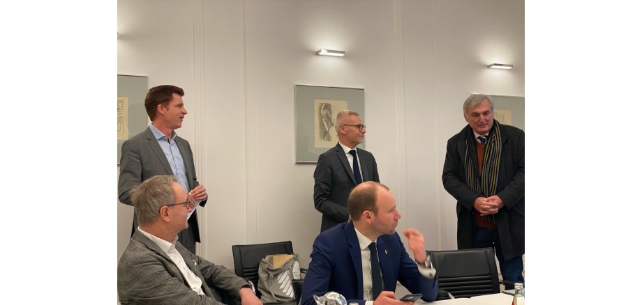 In der Hauptgeschäftsstelle des DStGB in Berlin, links: GPM Dr. André Berghegger, Mitte: Präsident Christoph Bouillon, rechts: Dr. Klaus Nutzenberger.
