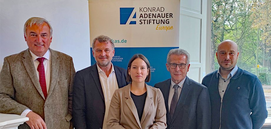 v.l.n.r.: Dr. Klaus Nutzenberger (DStGB), Stephan Moritz (Mittelständische Wirtschaft, CEA-PME), Isabell Wiesner (KAS), Uwe Lübking (DStGB), Andreas Bieger (DGB)