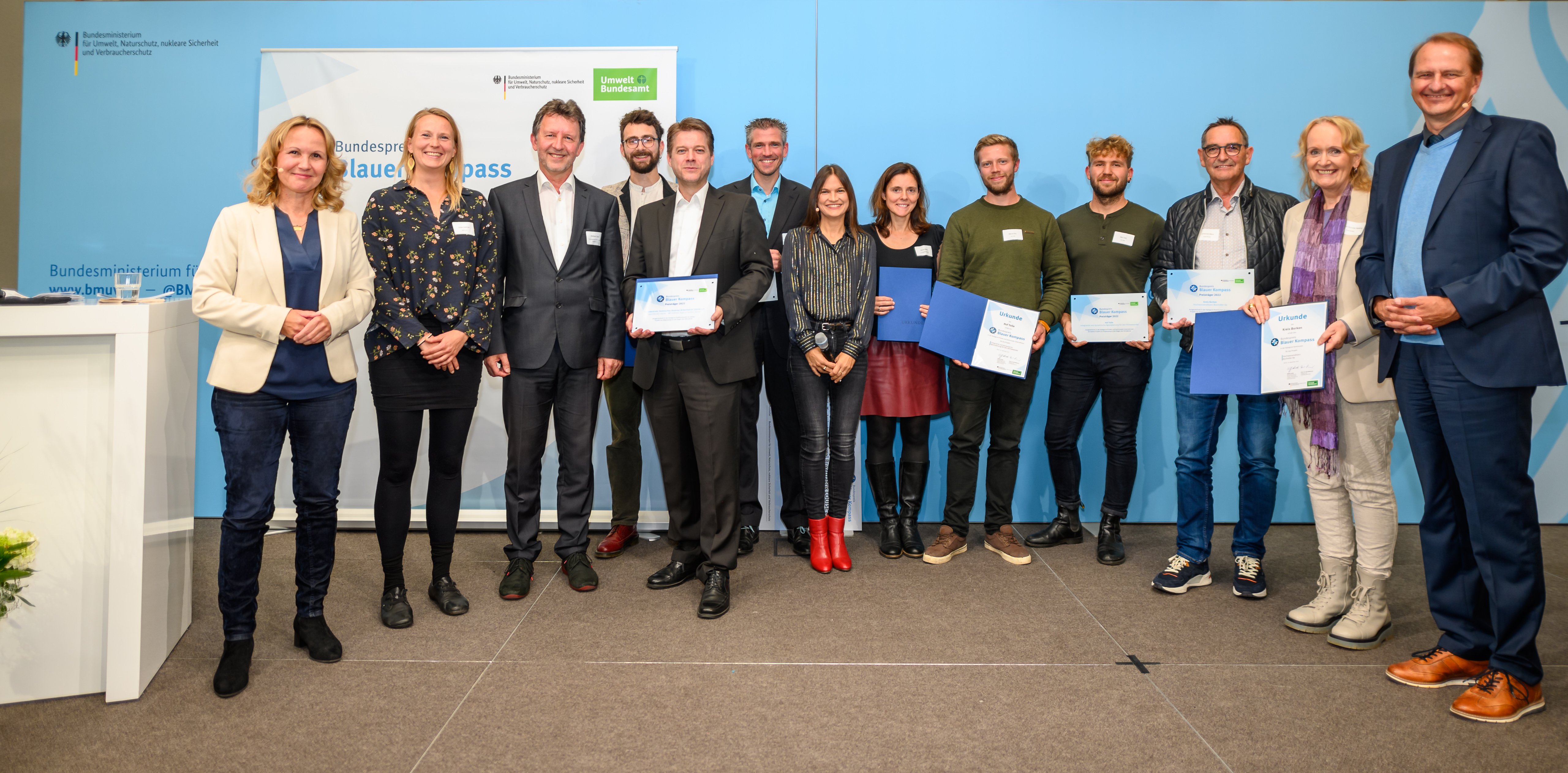 Gruppenfoto von der Verleihung des Bundespreis "Blauer Kompass" für herausragende Projekte Klimaanpassung.