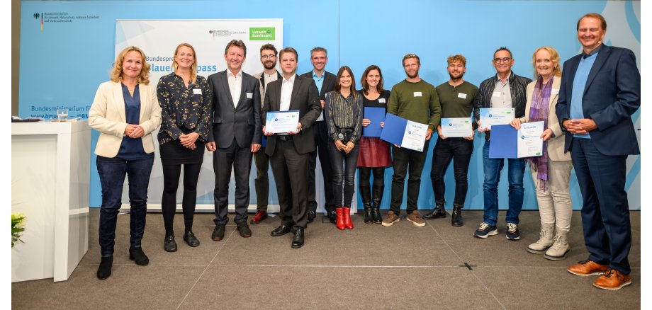 Gruppenfoto von der Verleihung des Bundespreis "Blauer Kompass" für herausragende Projekte Klimaanpassung.