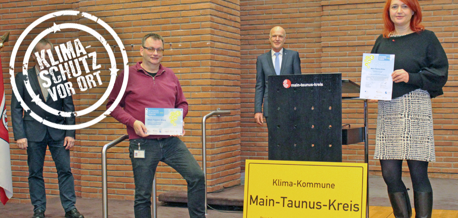 Preisverleihung Wettbewerb „Klimaaktive Kommune 2020“ v.l.: Markus Erlenbach, Energiemanager im Hochbau- und Liegenschaftsamt; Uwe Deister, Gruppenleiter Haustechnik im Hochbau- und Liegenschaftsamt; Daniel Philipp, Klimaschutzmanager im Amt für Bauen und Umwelt; Madlen Overdick, Kreisbeigeordnete des Main-Taunus-Kreises.