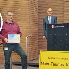  v.l.: Markus Erlenbach, Energiemanager im Hochbau- und Liegenschaftsamt; Uwe Deister, Gruppenleiter Haustechnik im Hochbau- und Liegenschaftsamt; Daniel Philipp, Klimaschutzmanager im Amt für Bauen und Umwelt; Madlen Overdick, Kreisbeigeordnete des Main-Taunus-Kreises.