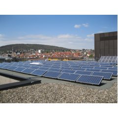 Eine Photovoltaik-Anlage des Kreises auf der Main-Taunus-Schule in Hofheim