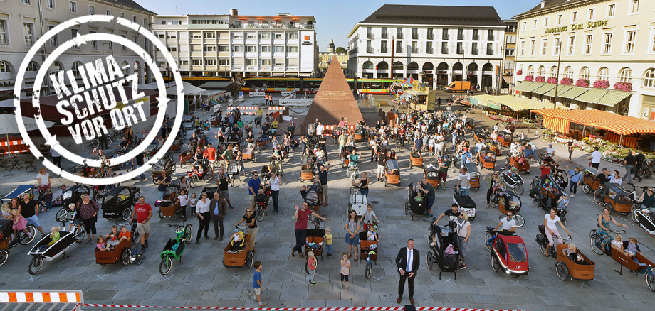 Ein Zeichen setzten 113 Familien und ihre Lastenräder auf dem Marktplatz. Dort waren coronabedingt ein Bereich abgegrenzt und genaue Stellplätze markiert worden. Bürgermeister Daniel Fluhrer (vorne Mitte) sprach anerkennend zu den "Pionieren".     