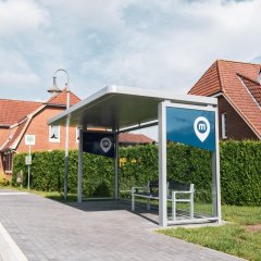 Die zentrale Mobilitätsstation liegt an der bestehenden Bushaltestelle zwischen dem Hamdorfer Supermarkt und der Tankstelle und konnte somit hervorragend in den ÖPNV integriert werden. 