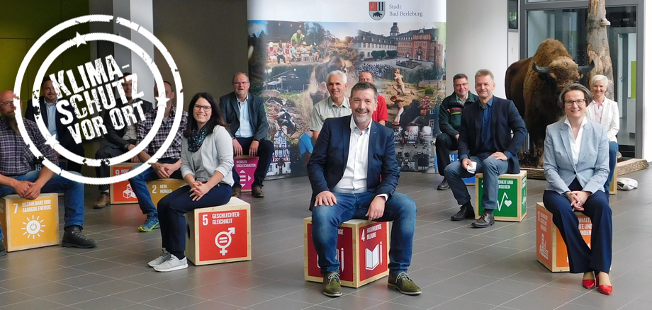 Gruppenbild von Mai 2020 mit NRW-Heimatministerin Ina Scharrenbach. Sie besichtigte in Bad Berleburg diverse Holzbauprojekte. 