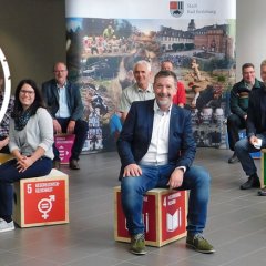 Gruppenbild von Mai 2020 mit NRW-Heimatministerin Ina Scharrenbach. Sie besichtigte in Bad Berleburg diverse Holzbauprojekte. 