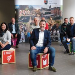 Gruppenbild von Mai 2020 mit NRW-Heimatministerin Ina Scharrenbach. Sie besichtigte in Bad Berleburg diverse Holzbauprojekte. 