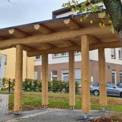 Bushaltestellen-Häuschen in Holzbauweise.