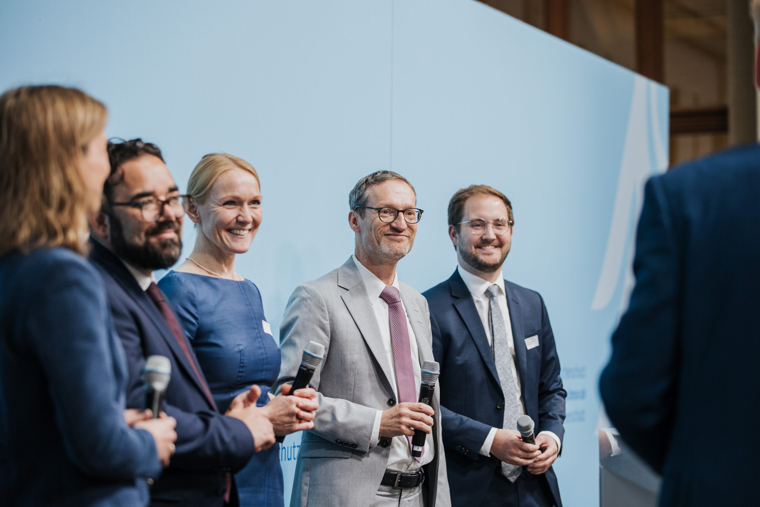 Partnergespräch zum Papieratlas 2023 (v.l.n.r.: Dr. Yvonne Dorf, Geschäftsführerin des Deutschen Hochschulverbandes; Christian Kühn, Parlamentarischer Staatssekretär im BMUV; Dr. Christine Wilcken, Beigeordnete des Deutschen Städtetages; Dr. Kay Ruge, Beigeordneter des Deutschen Landkreistages; Alexander Kramer, Referatsleiter des Detuschen Städte- und Gemeindebundes Partnergespräch zum Papieratlas 2023 (v.l.n.r.: Dr. Yvonne Dorf, Geschäftsführerin des Deutschen Hochschulverbandes; Christian Kühn, Parlamentarischer Staatssekretär im BMUV; Dr. Christine Wilcken, Beigeordnete des Deutschen Städtetages; Dr. Kay Ruge, Beigeordneter des Deutschen Landkreistages; Alexander Kramer, Referatsleiter des Detuschen Städte- und Gemeindebundes