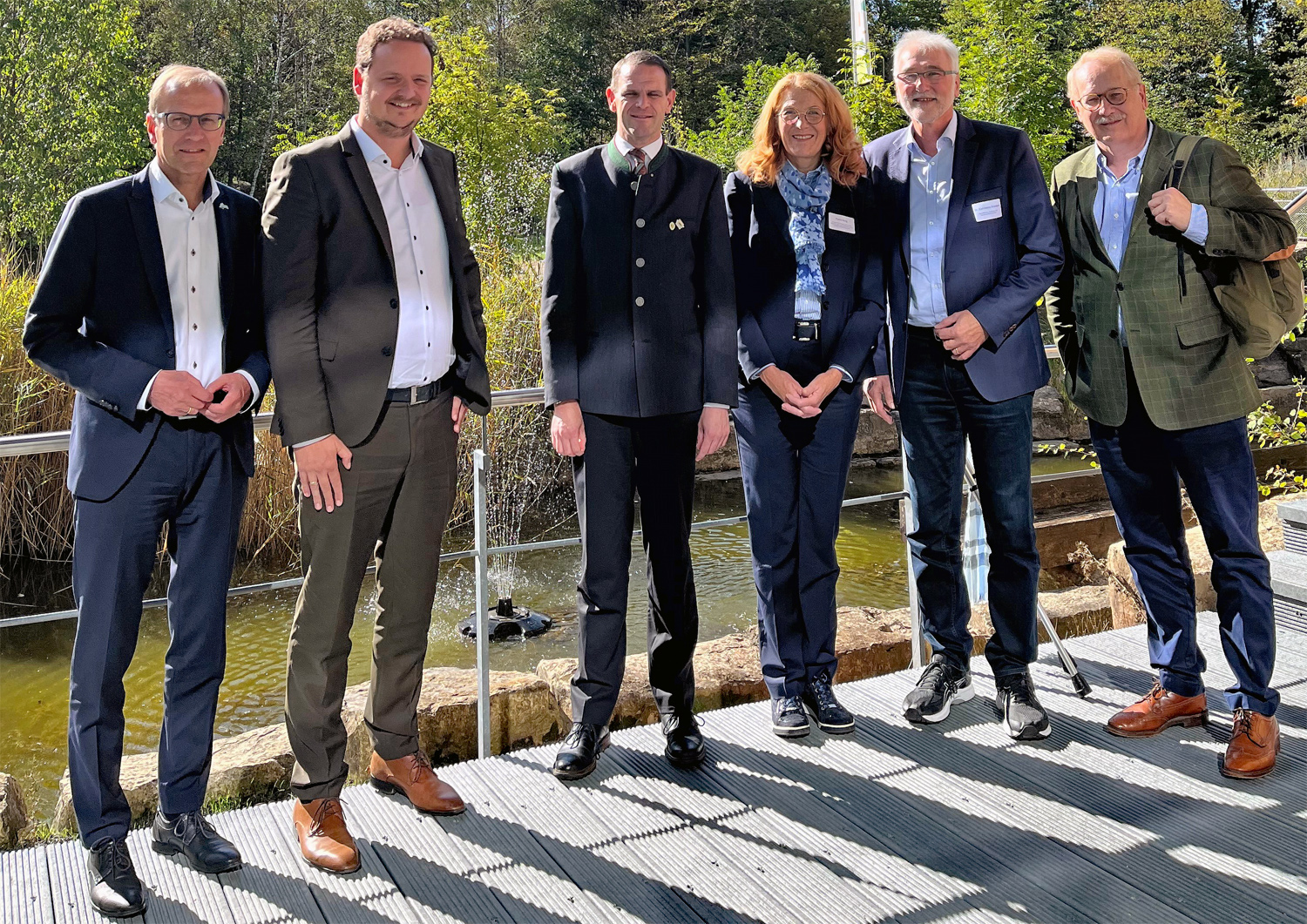 v.l.n.r.: - Dr. Volker Bartsch, Präsident FECOF - Stefan Spaniol, Geschäftsführendes Vorstandsmitglied Saarländischer Städte- & Gemeindetag - Daniel Kiefer, Bürgermeister Gemeinde Mettlach - Ministerin Petra Berg, Saarl. Ministerium für Umwelt, Klima, Mobilität, Agrar- und Verbraucherschutz - Dr. Karl-Heinz Frieden, Ausschussvorsitzender des Gemeinsamen Ausschusses der Bundesvereinigung der kommunalen Spitzenverbände „Deutscher Kommunalwald“ - Ministerialdirigent Dr. Axel Heider, Unterabteilungsleiter 51 „Wald-, Jagd- und Forstpolitik“ BMEL Bonn