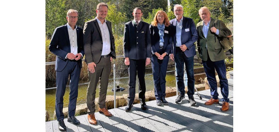 v.l.n.r.: - Dr. Volker Bartsch, Präsident FECOF - Stefan Spaniol, Geschäftsführendes Vorstandsmitglied Saarländischer Städte- & Gemeindetag - Daniel Kiefer, Bürgermeister Gemeinde Mettlach - Ministerin Petra Berg, Saarl. Ministerium für Umwelt, Klima, Mobilität, Agrar- und Verbraucherschutz - Dr. Karl-Heinz Frieden, Ausschussvorsitzender des Gemeinsamen Ausschusses der Bundesvereinigung der kommunalen Spitzenverbände „Deutscher Kommunalwald“ - Ministerialdirigent Dr. Axel Heider, Unterabteilungsleiter 51 „Wald-, Jagd- und Forstpolitik“ BMEL Bonn 