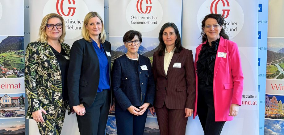 V.l.n.r.: Dr. Kathrin Stainer-Hämmerle (Politologin FH Kärnten), Daniela Kampfl (Vizepräsidentin Österreichischer Gemeindebund), Imelda Stadler (Alt-Kantonsratspräsidentin, Alt-Gemeindepräsidentin von Lütisburg, Schweiz), Cristina Pallanch (Vizepräsidentin Südtiroler Gemeindenverband), Kathrin Alte (Bürgermeisterin von Anzing und Co-Sprecherin im Arbeitskreis Frauen des Deutschen Städte- und Gemeindebundes) 