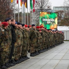 Die Ministerin der Verteidigung C. Lambrecht bei der Apell zur Würdigung des Corona-Hilfeleistungseinsatz der Bundeswehr im BMVg Berlin.