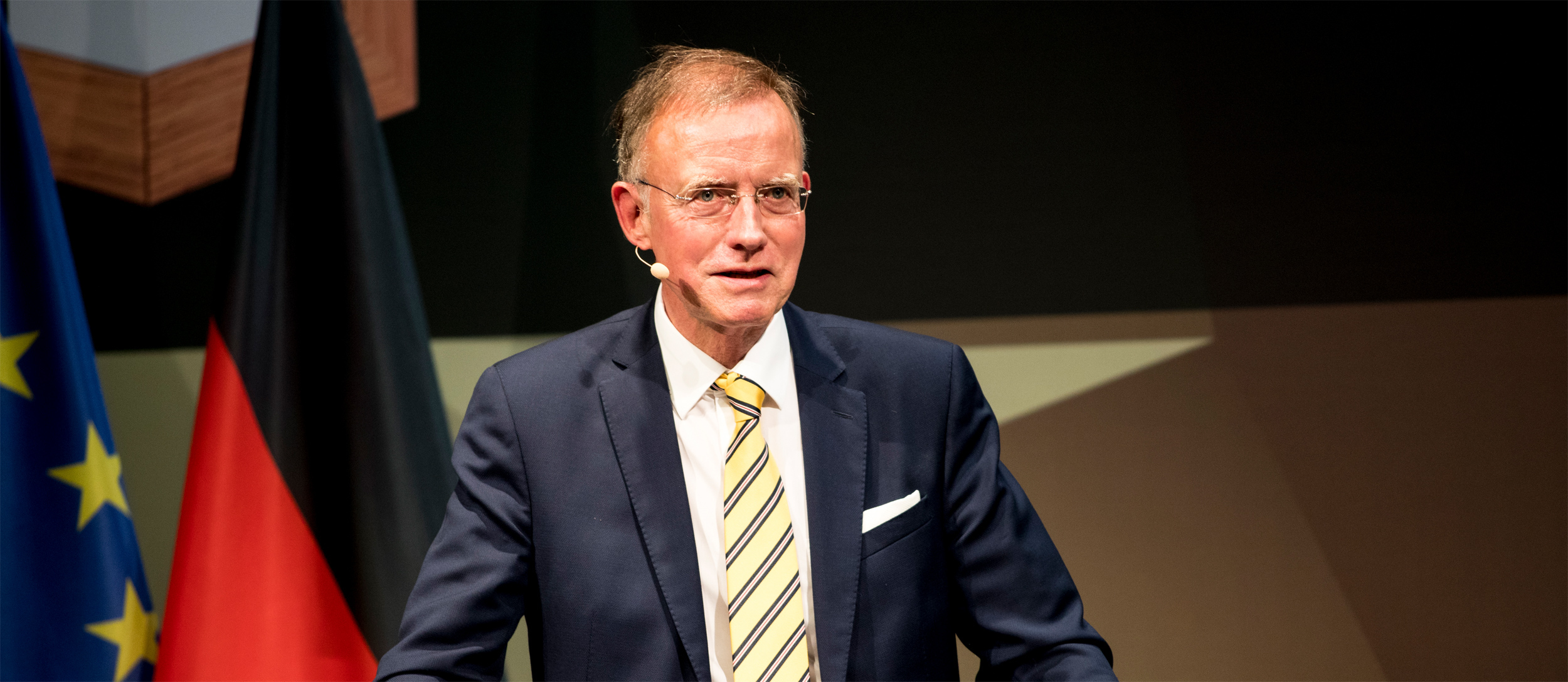 Die Bundesministerin der Verteidigung Annegret Kramp-Karrenbauer verleiht den Preis "Bundeswehr und Gesellschaft" in den Bolle Festsälen in Berlin am 04.08.2021. Die Laudatio hielt Dr. Gerd Landsberg, DStGB-Hauptgeschäftsführer, hier im Bild.