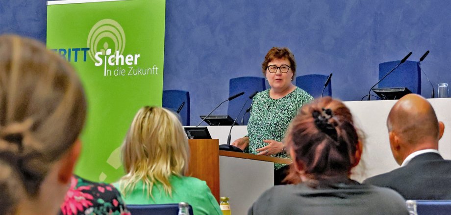 Sozialministerin Petra Grimm-Benne (Sachsen-Anhalt) bei der Auftaktveranstaltung Trittsicher in die Zukunft in Magdeburg.