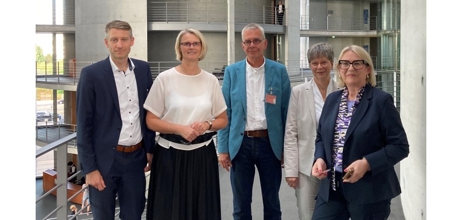 Öffentliche Anhörung im Tourismusausschuss des Bundestags am 20. September 2023 v.l.n.r.: Jan Strehmann (DStGB), Anja Karliczek MdB (CDU), Prof. Dr. Martin Lohmann (Forschungsgemeinschaft Urlaub und Reisen e.V.), Sabine Thiele (Regensburg Tourismus GmbH), Petra Hedorfer (Deutsche Zentrale für Tourismus)  